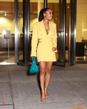 LaToya Tonodeo Instagram - Not so mellow yellow 💛 Finished up a long day of press interviews for Ghost. Hope you’re enjoying 💛✨I am 😝

📸 @sonejr 
Makeup. @makeupbynani 
Hair. @tropixbraids