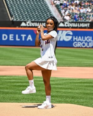 LaToya Tonodeo Instagram - I threw the FIRST PITCH at the @mets game!! (2nd slide)⚾️💨☺️ FROM THE MOUND!😜SO MUCH FUN! Thank you Mets 🧡