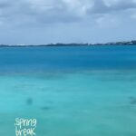 Laila Ali Instagram - 🏝️Family Spring Break time! #Bermuda has always been one of my favorite places to travel. Our good friends Leroy & Nikita Robinson greeted us at the airport as usual. Already feelin’ the island vibes… and a warm welcome from @PrincessBermuda! #HamiltonPrincess