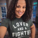 Laila Ali Instagram - Happy Friday!… Sat & Sun are my days off from getting up at 6:15 am to cook breakfast for my kids before school, pack a hot lunch for my daughter, working out and business meetings! Oh and we usually pick up take out on Friday’s and Saturdays. So that’s why it’s Happy Friday for me..I’m off that! 🤗 (For those asking…T-shirt by @contendersclothing
