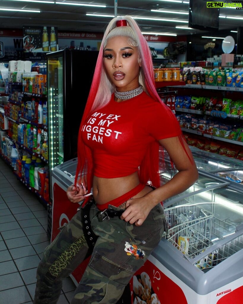 Lakeyah Instagram - Picture that, picture me giving bitches slack ✂️ @fashionnova