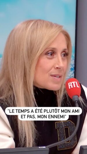 Lara Fabian Instagram - ⌛️ « Tourne la roue du temps / Du temps j’en ai plus comme avant », chante-t-elle au début de sa chanson « Ta Peine ». Quel rapport @larafabianofficial entretient-elle avec le temps qui file ? Elle était l’invitée de @stevenbellery dans « Laissez-Vous Tenter » 🎼

L’intégralité sur rtl.fr et l’application #RTL !
•
•
#larafabian #musique #interview #radio #onair