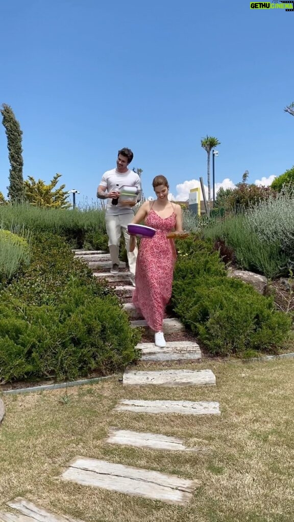 Larissa Gacemer Instagram - Annemlerden bayram yemeği yedikten sonra eve dönüş yapıyoruz…. 😂 Herkese sağlıklı mutlu bayramlar olsun! Sizi seviyorum 🥰💐♥️