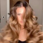 Larissa Gacemer Instagram – Saçımı nasıl dalgalı yapıyorum basit bir şekilde göstermek istedim ☺️ gördüğünüz gibi bir kural yok 🙈 Renk ile ilgili koyu sevdim ama ışıltı olsun dedim ve @nurgdogan @amphora_kuafor tam istediğimi yaptı 🌸Ben kendim için ombre sevmiyorum diye keşfettim 😅 artık hep röfleli olucam 😂 #hairtutorial #haircolor #reklam #longhair