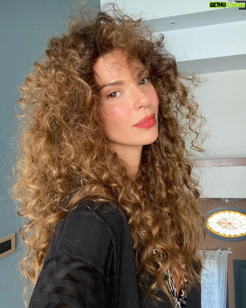 Larissa Gacemer Instagram - Küçüken beri kıvırcık saç hastasıyım ♥️♥️♥️ perma böyle kalsaydı kesim yapardım 😁