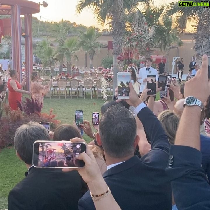 Larissa Gacemer Instagram - #ebrucediwedding 😍❤️ çok çok mutlum olun 🧿 @rebrusahin @cediosman 🫶🏻