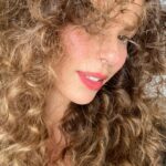 Larissa Gacemer Instagram – Küçüken beri kıvırcık saç hastasıyım ♥️♥️♥️ perma böyle kalsaydı kesim yapardım 😁