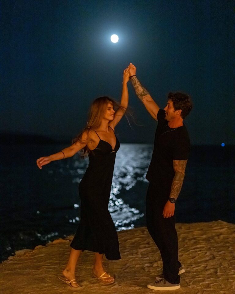 Larissa Gacemer Instagram - Nasıl güzel bir gece seninle ❤️ @gacemerburak #fullmoon #love