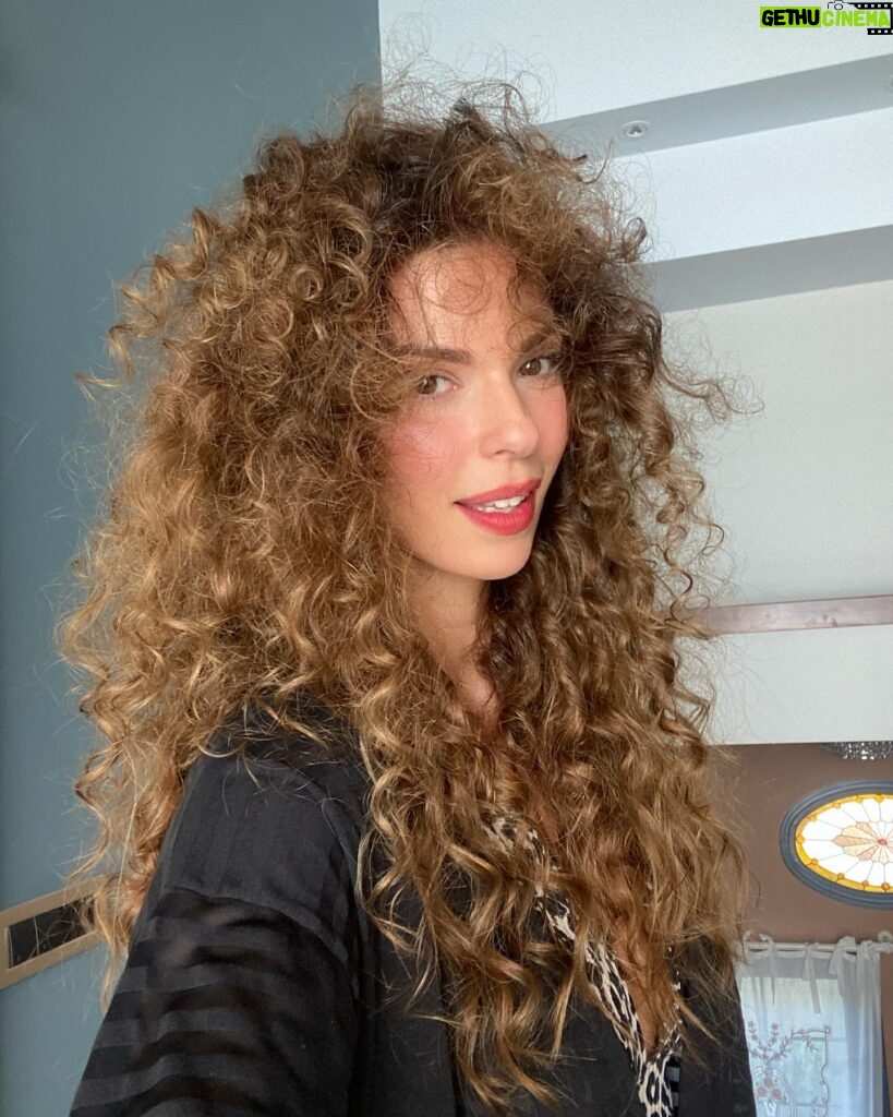 Larissa Gacemer Instagram - Küçüken beri kıvırcık saç hastasıyım ♥️♥️♥️ perma böyle kalsaydı kesim yapardım 😁
