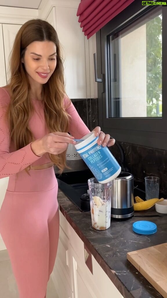 Larissa Gacemer Instagram - #işbirliği @vitalproteins_tr Spordan sonra benim favorim smootie tarifini sizinle paylaşıyorum : ❤️😋 -1 su bardağı süt -1 çorba kaşığı fıstık ezmesi -1/2 su bardağı yoğurt (süzme daha iyi olur) -1/2 su bardağı çilek -1/2 muz - 1 ölçek Vital Proteins Collegen Peptides Güzel insanlar kolajen hem bizim vücudumuz için hem de kendimizi daha iyi hissetmek içimizdeki ışığı yansıtabilmek için çok önemli. Bu yüzden spor sonrası içeceğime mutlaka ekliyorum. İçeriğindeki kolajen peptit sayesinde ihtiyacım olan günlük kolajeni desteklemeye yardımcı çok sevdiğim bir ürün. Ve en güzel tarafı nötr tadı sayesinde eklediğiniz içeceğin tadını yada kokusunu değiştirmiyor.😍 Smoothie içerisine karıştırıyorum ben ve tadı muhteşem oluyor. #vitalproteinstr #içindekiışığıkeşfet #Vitalproteins #collagenpeptides