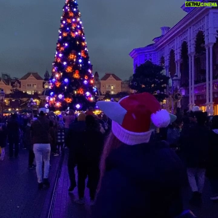 Larissa Gacemer Instagram - Burası beni çok mutlu ediyor 🥰🎄🫶🏻🎅🏻