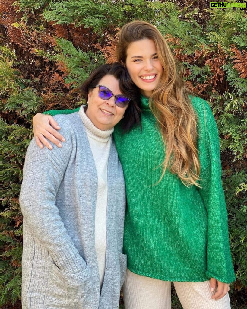 Larissa Gacemer Instagram - Feliz dia das Mães! Anneler Gününüz Kutlu Olsun! Happy Mother’s Day! 🎉❤️ son foto çocuklarım 😂💚