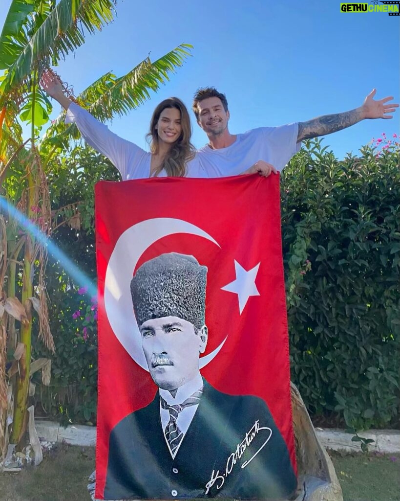 Larissa Gacemer Instagram - Cumhuriyet'imizin 100. Yılı Kutlu Olsun 🇹🇷♾️ #29ekim #cumhuriyet