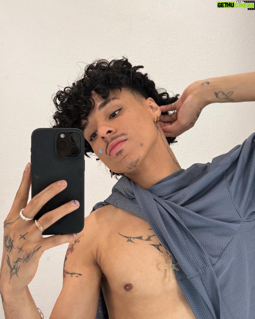 Larray Instagram - felt sexy, might delete 😝
