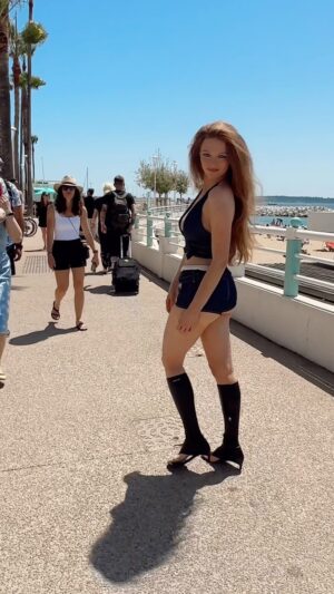 Larsen Thompson Instagram - throwin it back to Cannes last year w/ @ellenvonunwerth🖤 @miumiu #cannes #miumiu #emmastone
