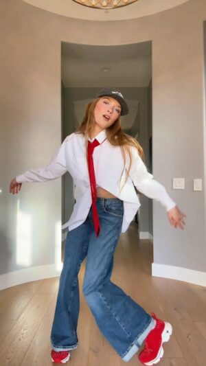 Larsen Thompson Instagram - Are we playin truth or dare?!❤️🙃 #dance #style #truthordare