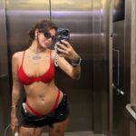 Lary Bottino Instagram - perdido en la galeria
