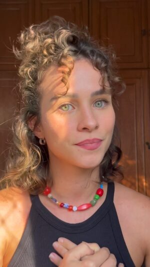 Laryssa Ayres Instagram - Ter uma conversa sobre como você se sente nunca deve ser motivo de discussão‼️
Quando alguém invalidar aquilo que você sente, lembre-se: seus sentimentos são baseados nas suas experiências pessoais e ninguém pode dizer que eles estão errados…
Há uma diferença entre uma pessoa que te magoa ao cometer um erro e uma pessoa que sempre te magoa ao manter um padrão. Erros devem ser perdoados. Padrões devem ser quebrados 💡

Faz sentido pra você? 
Desenvolve aqui comigo e me conta se já passou por uma experiência assim💬