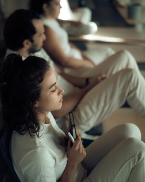 Laryssa Ayres Instagram - Até pensei em escrever algo mais extenso diante de toda vivência, mas como aprendido, é impossível expressar o que é pra quem nunca vivenciou e não se faz necessário pra quem já sabe.

Outono,
dias de renascimento 
Respiração 
Entrega
Conexões 
Natureza
Expansão 
A morte do xamã 🏹

Imensamente encantada com @viver.moksha 
Obrigada por conduzirem tão amorosamente cada processo ali presente ✨💡🫀

📷 @allemanzano__
