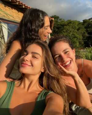 Laryssa Ayres Instagram - Até pensei em escrever algo mais extenso diante de toda vivência, mas como aprendido, é impossível expressar o que é pra quem nunca vivenciou e não se faz necessário pra quem já sabe.

Outono,
dias de renascimento 
Respiração 
Entrega
Conexões 
Natureza
Expansão 
A morte do xamã 🏹

Imensamente encantada com @viver.moksha 
Obrigada por conduzirem tão amorosamente cada processo ali presente ✨💡🫀

📷 @allemanzano__