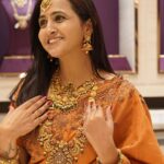 Lasya Manjunath Instagram - IT’S OK TO BE A LITTLE OBSESSED WITH JEWELLERY 💍 Gold jewellery: @devipavitraofficial Saree : @pari.designers_ Come, join for my Akshaya Tritiya shopping....Devi Pavitra Gold & Diamonds offers very exciting offers on this occasion - Flat 6% VA on Chains/Banges; Flat 12% on Stone Jewellery & on Diamond Jewellery Rs.51,999/- per carat, T&C Applies Watch Never Before Unique Designs in latest Gold and Diamond Jewellery with unbeatable offers… @devipavitraofficial First time of it's kind in Hyderabad - Bridal Studio for aspiring Brides Address For all occasions, One location : Devi Pavitra Gold & Diamonds 1st Floor,PNR Empire, Near Metro Pillar No : A 737 KUKATPALLY, Hyderabad. - 500072. Contact : 9406689999 managed by: @unomantrik unomantrik@gmail.com #devipavitraofficial #gold #diamonds #jewellery #jewellerycollection #latestjewellerydesigns #latestdesign #jewellerystore #goldjewellery #puregold #diamondjewellery