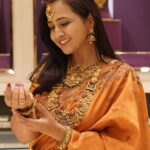 Lasya Manjunath Instagram - IT’S OK TO BE A LITTLE OBSESSED WITH JEWELLERY 💍 Gold jewellery: @devipavitraofficial Saree : @pari.designers_ Come, join for my Akshaya Tritiya shopping....Devi Pavitra Gold & Diamonds offers very exciting offers on this occasion - Flat 6% VA on Chains/Banges; Flat 12% on Stone Jewellery & on Diamond Jewellery Rs.51,999/- per carat, T&C Applies Watch Never Before Unique Designs in latest Gold and Diamond Jewellery with unbeatable offers… @devipavitraofficial First time of it's kind in Hyderabad - Bridal Studio for aspiring Brides Address For all occasions, One location : Devi Pavitra Gold & Diamonds 1st Floor,PNR Empire, Near Metro Pillar No : A 737 KUKATPALLY, Hyderabad. - 500072. Contact : 9406689999 managed by: @unomantrik unomantrik@gmail.com #devipavitraofficial #gold #diamonds #jewellery #jewellerycollection #latestjewellerydesigns #latestdesign #jewellerystore #goldjewellery #puregold #diamondjewellery