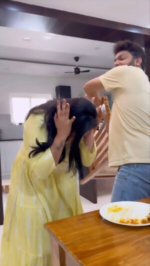 Lasya Manjunath Instagram - Kurchuni madhathabetti 🤣😂🤣
Don’t miss the end 😉

Wife obsessed by kumari aunty
 
Just for fun guys 😂😂
Hope you all like it 😍