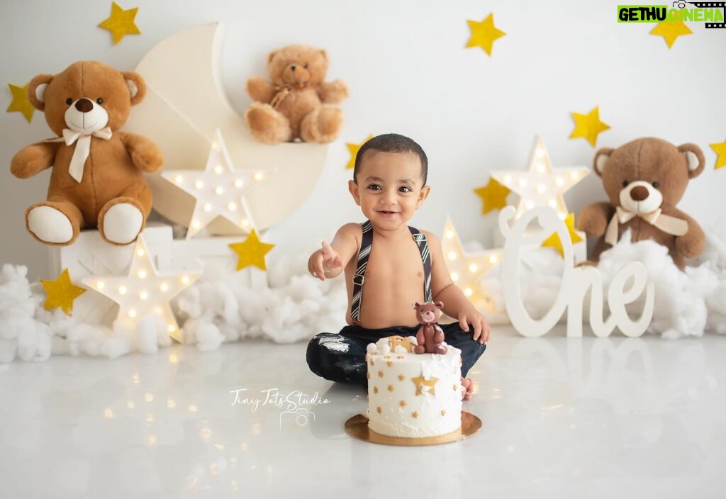 Lasya Manjunath Instagram - Cake smash 💥 7/03/23 Beautiful clicks 📸 @tinytotsstudio Cake 🎂 : @manubakersdelight_ #1stbirthday #1stbirthdaycake #1stbirthdayphotoshoot