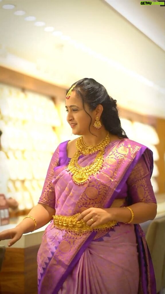 Lasya Manjunath Instagram - If you are a bride looking for the perfect jewellery to bring your dream look to life, then Khazana Jewellery is what you are looking for. Explore their breathtaking bridal collection, a fusion of dreams and craftsmanship, with me. With their bridal collection starting from 35 grams, they have perfectly crafted every girl’s dream – a symphony of gold, emeralds and rubies in the form of majestic pieces. To witness the magic, visit your nearest Khazana store today! #KhazanaJewellery #BridalJewellery #BridalCollection #GoldJewellery #BridalSets #TempleJewellery # Ad