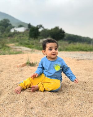 Lasya Manjunath Instagram - Munnu 😍😘❤️

#cutie
1st time sand ⌛️ lo adukuntunnadu ..
Full vlog in my youtube channel 😊