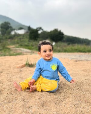 Lasya Manjunath Instagram - Munnu 😍😘❤️

#cutie
1st time sand ⌛️ lo adukuntunnadu ..
Full vlog in my youtube channel 😊