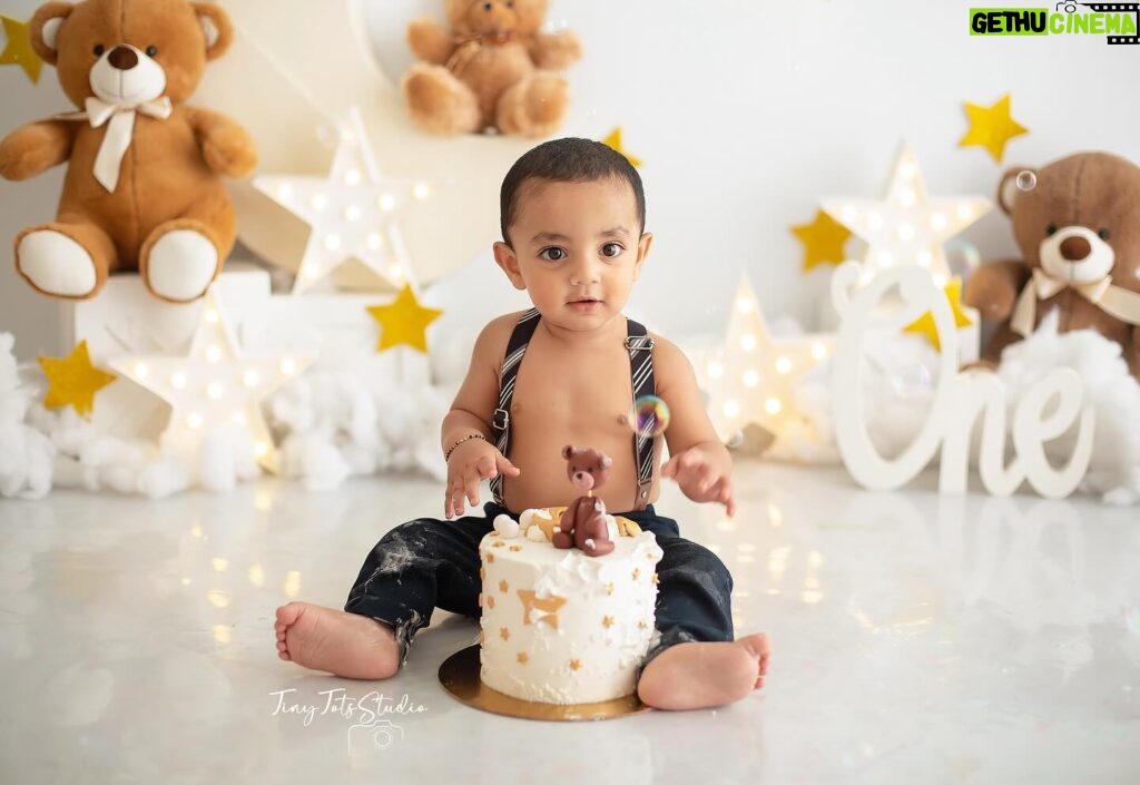 Lasya Manjunath Instagram - Cake smash 💥 7/03/23 Beautiful clicks 📸 @tinytotsstudio Cake 🎂 : @manubakersdelight_ #1stbirthday #1stbirthdaycake #1stbirthdayphotoshoot