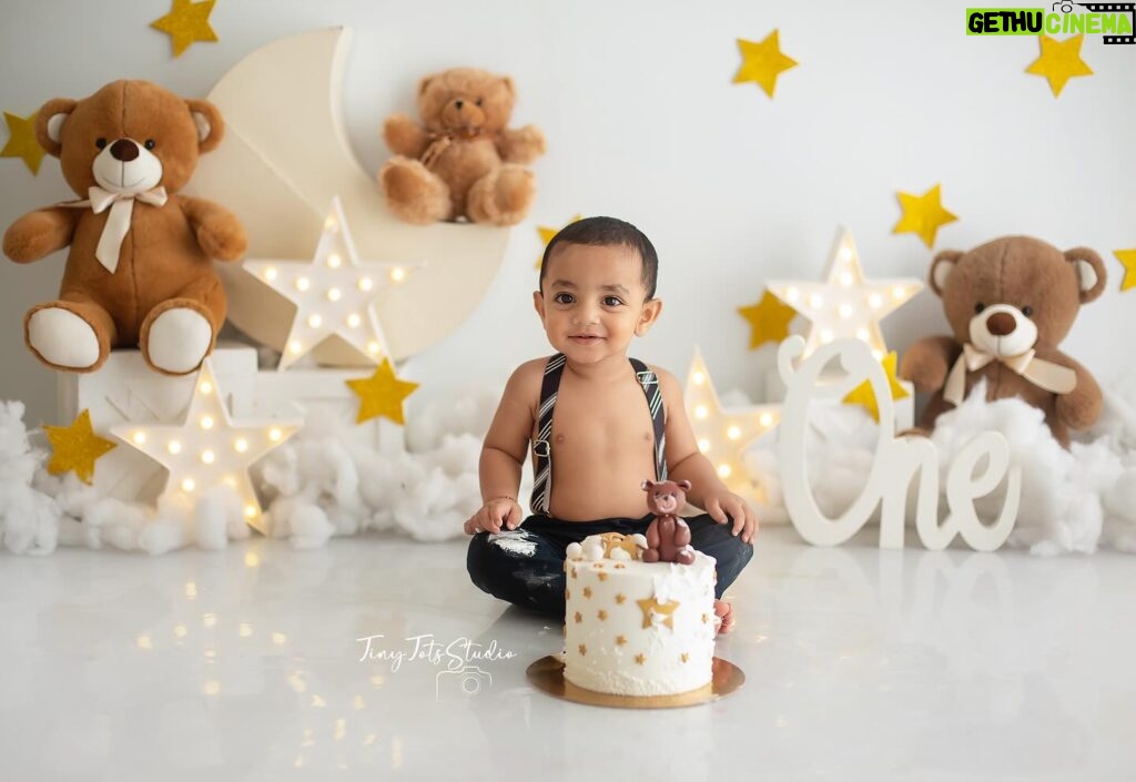 Lasya Manjunath Instagram - Cake smash 💥 7/03/23 Beautiful clicks 📸 @tinytotsstudio Cake 🎂 : @manubakersdelight_ #1stbirthday #1stbirthdaycake #1stbirthdayphotoshoot