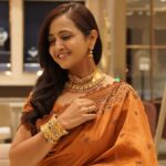 Lasya Manjunath Instagram - IT’S OK TO BE A LITTLE OBSESSED WITH JEWELLERY 💍 Gold jewellery: @devipavitraofficial Saree : @pari.designers_ Come, join for my Akshaya Tritiya shopping....Devi Pavitra Gold & Diamonds offers very exciting offers on this occasion - Flat 6% VA on Chains/Banges; Flat 12% on Stone Jewellery & on Diamond Jewellery Rs.51,999/- per carat, T&C Applies Watch Never Before Unique Designs in latest Gold and Diamond Jewellery with unbeatable offers… @devipavitraofficial First time of it's kind in Hyderabad - Bridal Studio for aspiring Brides Address For all occasions, One location : Devi Pavitra Gold & Diamonds 1st Floor,PNR Empire, Near Metro Pillar No : A 737 KUKATPALLY, Hyderabad. - 500072. Contact : 9406689999 managed by: @unomantrik unomantrik@gmail.com #devipavitraofficial #gold #diamonds #jewellery #jewellerycollection #latestjewellerydesigns #latestdesign #jewellerystore #goldjewellery #puregold #diamondjewellery