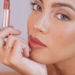 Laura Archbold Instagram - Cuando era pequeña, solía decir que no era fan del maquillaje, supongo que como un acto de rebeldía sin justificación. Me gustaba decir que era todo lo contrario a lo asociado con la feminidad. La vida fue encontrando muchas formas de hacerme callar… Entendí que nada está preestablecido, que el maquillaje es un lenguaje y un juego divino, que no tiene nada que ver con el género y que la feminidad es una energía (llamando energía a todo aquello que no sabemos cómo explicar). Entendí que amarte sin juzgarte te hace ver mas bella y ojalá inspirar a todas las bellezas. Ahora estoy descubriendo todo un lenguaje, una forma de expresión y una nueva voz, de la mano de NATURA y aunque todavía no soy muy hábil en el tema, encontré en los labiales el elemento que me hacen ver y sentir como una experta. #maquillajenaturauna #labialesnaturauna @natura.colombia #love