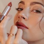 Laura Archbold Instagram - Cuando era pequeña, solía decir que no era fan del maquillaje, supongo que como un acto de rebeldía sin justificación. Me gustaba decir que era todo lo contrario a lo asociado con la feminidad. La vida fue encontrando muchas formas de hacerme callar… Entendí que nada está preestablecido, que el maquillaje es un lenguaje y un juego divino, que no tiene nada que ver con el género y que la feminidad es una energía (llamando energía a todo aquello que no sabemos cómo explicar). Entendí que amarte sin juzgarte te hace ver mas bella y ojalá inspirar a todas las bellezas. Ahora estoy descubriendo todo un lenguaje, una forma de expresión y una nueva voz, de la mano de NATURA y aunque todavía no soy muy hábil en el tema, encontré en los labiales el elemento que me hacen ver y sentir como una experta. #maquillajenaturauna #labialesnaturauna @natura.colombia #love