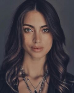 Laura Archbold Instagram - La primera es una foto alterada con inteligencia artificial. Y si me preguntan que debemos aprenderle a AI es, que solo responde cuando se le pregunta. Las otras fotos son para recordarme lo mucho que me gusta reír y agradecer lo feliz que he sido, que soy y que proponiéndomelo, seguiré siendo. #lavidaescomedia