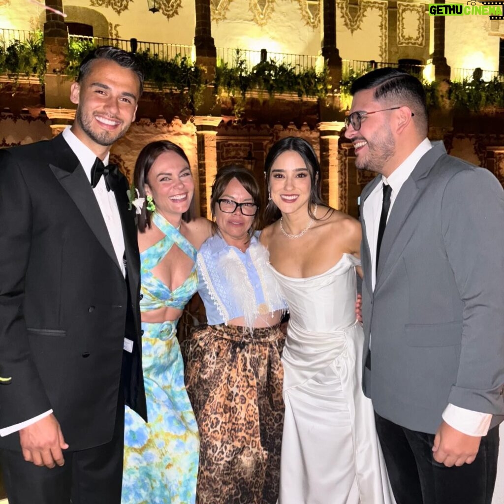 Laura Carmine Instagram - Una semana después de los días más hermosos que he vivido. La última es mi favorita ❤️ @vivianaserna y @diegoreyes les deseo lo mejor siempre los amo y gracias Diego por ser como eres con mi Vivi. Sigo reponiéndome de la boda, tengo que hacer un reel de la boda por tanta foto y vídeo que tengo #viviydiego