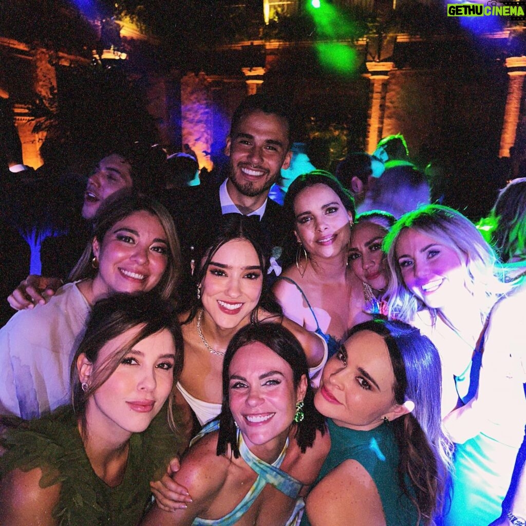 Laura Carmine Instagram - Una semana después de los días más hermosos que he vivido. La última es mi favorita ❤️ @vivianaserna y @diegoreyes les deseo lo mejor siempre los amo y gracias Diego por ser como eres con mi Vivi. Sigo reponiéndome de la boda, tengo que hacer un reel de la boda por tanta foto y vídeo que tengo #viviydiego