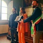 Laura Chiatti Instagram - grazie a tutto il consiglio comunale , in particolar modo al sindaco @giac_chio , che oltre ad essere un grande professionista , è soprattutto per me un amico davvero speciale . @marcoboccireal #cittadinanzaonoraria ❤️ @sarachiattelli