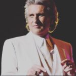 Laura Chiatti Instagram - Hai saputo raccontare cantando che le mamme sono angeli che non volano , che sognano , che invecchiano , che amano , ma che ci amano di più… che gli amori sono accesi , spenti , stupidi e speciali , che sono 2 consonanti perse in 3 vocali , che ci aiutano a non sentirci soli,per questo sono importanti e li chiamiamo amori … Che la nostra Italia è un paese bellissimo , nonostante le sue contraddizioni , un paese che non si spaventa , che ama il caffè ristretto e la crema da barba alla menta , che da il buongiorno a Dio e gli ricorda con speranza :“ lo sai che ci sono anch’io?” … che c’è sempre un treno che va dentro un vagone pieno di sogni , con le paure , le incertezze e gli sbagli … Con tutta la mia ammirazione voglio dirti grazie , perché la tua voce è uno dei suoni più belli che ricordo della mia infanzia . Anima, cuore, talento e poesia…. E se non è amore, dimmelo tu cos’è? Buon viaggio Toto❤️