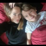 Laura Chiatti Instagram - Ogni volta che mamma mi immaginavo , quegli occhi di cielo e quei capelli di sole, su un foglio bianco disegnavo .. ho pensato che la bellezza potesse essere rappesentata ,ma poi la tua , mi ha fatto capire di essermi proprio sbagliata … È impossibile raccontare ciò che grazie a te riesco a provare…. beatitudine, pace , euforia …la consapevolezza che neanche il tempo da te mi porterà mai via. Che dono incredibile essere la tua mamma , e quanto ci divertiamo quando i compiti ti sembrano un dramma 😂…La tua evoluzione guardandoti mi commuove , perché so che siamo già arrivati a 9, anni in cui il tuo bisogno di autonomia è direttamente proporzionale alla mia malinconia… il cambiamento del tuo sguardo non più totalmente bambino mi porta a non dividere ancora quel benedetto cuscino , che ci unisce da sempre nella parte più profonda , dove noi siamo finalmente noi , e rimane fuori la baraonda . tu mi rendi capace di ogni cosa , tu sei un’anima meravigliosa … Vola, sogna , lotta , balla canta , ama, abbraccia la vita , in ogni suo singolo istante , come fosse un’esperienza infinita … perché nulla di più importante la tua mamma ti può insegnare , di quanto sia bello poter sempre brillare . buon compleanno enea , buon compleanno amore mio❤️