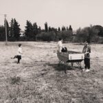 Laura Chiatti Instagram - …. bambino , se trovi l’aquilone della tua fantasia legalo con l’intelligenza del cuore. Vedrai sorgere giardini incantati e tua madre diventerà una pianta che ti coprirà con le sue foglie. Fa delle tue mani due bianche colombe che portino la pace ovunque e l’ordine delle cose, ma prima di imparare a scrivere guardati nell’acqua del sentimento. (A Merini)❤️ #enea #lorenzo #pablo
