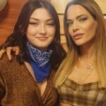 Laura Chiatti Instagram - Ti diranno parole rosse come il sangue Nere come la notte Ma non è vero, ragazzo Che la ragione sta sempre col più forte Io conosco poeti Che spostano i fiumi con il pensiero E naviganti infiniti Che sanno parlare con il cielo Chiudi gli occhi, ragazzo E credi solo a quel che vedi dentro Stringi i pugni, ragazzo Non lasciargliela vinta neanche un momento Copri l'amore, ragazzo Ma non nasconderlo sotto il mantello A volte passa qualcuno A volte c'è qualcuno che deve vederlo Sogna, ragazzo sogna Quando sale il vento Nelle vie del cuore Quando un uomo vive Per le sue parole O non vive più Sogna, ragazzo sogna Non lasciarlo solo contro questo mondo Non lasciarlo andare sogna fino in fondo Fallo pure tu Sogna, ragazzo sogna Quando cade il vento ma non è finita Quando muore un uomo per la stessa vita Che sognavi tu Sogna, ragazzo sogna Non cambiare un verso della tua canzone Non lasciare un treno fermo alla stazione Non fermarti tu Lasciali dire che al mondo Quelli come te perderanno sempre Perchè hai già vinto, lo giuro E non ti possono fare più niente Passa ogni tanto la mano Su un viso di donna, passaci le dita Nessun regno è più grande Di questa piccola cosa che è la vita E la vita è così forte Che attraversa i muri per farsi vedere La vita è così vera Che sembra impossibile doverla lasciare La vita è così grande Che quando sarai sul punto di morire Pianterai un ulivo Convinto ancora di vederlo fiorire Sogna, ragazzo sogna Quando lei si volta Quando lei non torna Quando il solo passo Che fermava il cuore Non lo senti più Sogna, ragazzo, sogna Passeranno i giorni Passerrà l'amore Passeran le notti Finirà il dolore Sarai sempre tu Sogna, ragazzo sogna Piccolo ragazzo Nella mia memoria Tante volte tanti Dentro questa storia Non vi conto più Sogna, ragazzo, sogna Ti ho lasciato un foglio Sulla scrivania Manca solo un verso A quella poesia Puoi finirla tu❤️Tanti auguri di buon compleanno amore grande @emilyydevito .