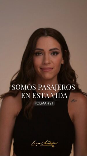 Laura Chimaras Instagram - Somos pasajeros, somos caminantes
somos aquellos habitantes en busca de la verdad.
Somos inquilinos en esta tierra,
somos unos nómadas sin fronteras.

Poema #21 

#poemacorto #poeta #poesía #chimaraslaura #poemas