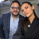Laura Chimaras Instagram - ¿Qué haríamos sin los mejores amigos? ¿Ustedes se imaginan no tener un amigo de esos que a través de los años se hacen hermanos? Hoy está de cumpleaños @nelsoncollazo ya tenemos 15 años de amistad, pero no de cualquier amistad, si no de esas que se ha ido transformando a través de los años, y pasamos de ser conocido a ser hermanos. Este año que pasó, para nosotros fue muy clave, tuvimos quizá, conversaciones más profundas referente al transcurso de su vida y la mía, hemos estado a una llamada o un mensaje cada vez que nos da un ataque de pánico, o cuando estamos caídos algún chiste se hace y cuando estamos felices ambos celebramos los logros de cada uno como si fueran nuestros. Dios te bendiga Nelsin, celebro tu vida, ojalá Dios nos permita ser hermanos de pánico, Afrin, risas, giras, tristezas por mucho tiempo. 🫶🥹🎉🎈 Nota: la última foto es mi favorita 🤣