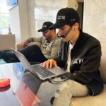 Laura Chimaras Instagram - ¿Qué haríamos sin los mejores amigos? ¿Ustedes se imaginan no tener un amigo de esos que a través de los años se hacen hermanos? Hoy está de cumpleaños @nelsoncollazo ya tenemos 15 años de amistad, pero no de cualquier amistad, si no de esas que se ha ido transformando a través de los años, y pasamos de ser conocido a ser hermanos. Este año que pasó, para nosotros fue muy clave, tuvimos quizá, conversaciones más profundas referente al transcurso de su vida y la mía, hemos estado a una llamada o un mensaje cada vez que nos da un ataque de pánico, o cuando estamos caídos algún chiste se hace y cuando estamos felices ambos celebramos los logros de cada uno como si fueran nuestros. Dios te bendiga Nelsin, celebro tu vida, ojalá Dios nos permita ser hermanos de pánico, Afrin, risas, giras, tristezas por mucho tiempo. 🫶🥹🎉🎈 Nota: la última foto es mi favorita 🤣
