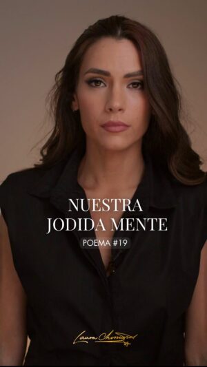 Laura Chimaras Instagram - ¿Qué haces cuando los pensamientos son más fuertes que tú? ¿Logras controlar tu propia mente? ¿Te sientes desesperado por buscar de calmarla?

Un poema de Domingo para nuestra jodida compañera “LA MENTE”

🖤

Por cierto, gracias por amar tanto la poesía, en pocos meses hemos crecido mucho, ya somos 1.5MILLONES gracias 🥹🫶😭💔

#poema #poemacorto #poesía #chimaraslaura #poeta #poet #poemasenespañol