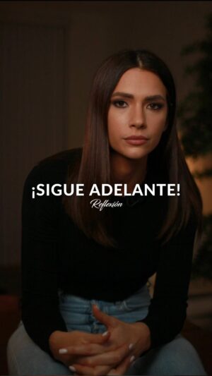 Laura Chimaras Instagram - Sigue adelante… aunque te pase de todo. La única opción que tenemos en esta vida es seguir… seguir… y seguir… 

#reflexion #chimaraslaura