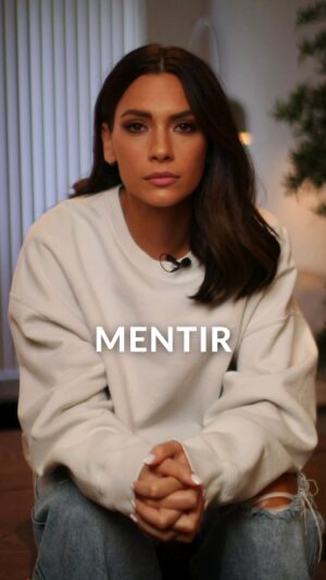 Laura Chimaras Instagram - ¿Para qué sirve mentir? 

La mentira puede tener un impacto profundamente destructivo en la vida de una persona y en sus relaciones. Si bien puede haber ocasiones en las que alguien considere que mentir es justificable, es importante tener en cuenta las consecuencias a largo plazo y los efectos perjudiciales que puede tener tanto para uno mismo como para los demás.

Lo más impresionante es que las personas no toman en cuenta las consecuencias de una mentira, como:

1. Las personas que mienten a menudo pueden experimentar sentimientos de culpa, ansiedad y estrés debido a la preocupación constante de ser descubiertas.
2. Traicionar a personas que amas por buscar la salida fácil con una mentira.
3. Crearte historias falsas en tu mente para vivir mejor, sin tomar en cuenta que esa mascara puede en algún momento caerse y traerte a ti muchos problemas de salud mental.

Si bien es cierto, todos en algún momento hemos mentido, a veces para hacer algunas sorpresas y en otras ocaciones por no tener la valentía o la fuerza de enfrentar una verdad dolorosa, todos cometemos errores, somos humanos, pero mi pregunta es, si ya sabes que no esta bien mentir, pasaste por episodios donde la idea era aprender, ¿porqué hoy en día existen muchas personas que se esconden detrás de una mentira? ¿Porqué se sigue traicionando?

Déjame tu opinión referente a este tema🧠✍🏻